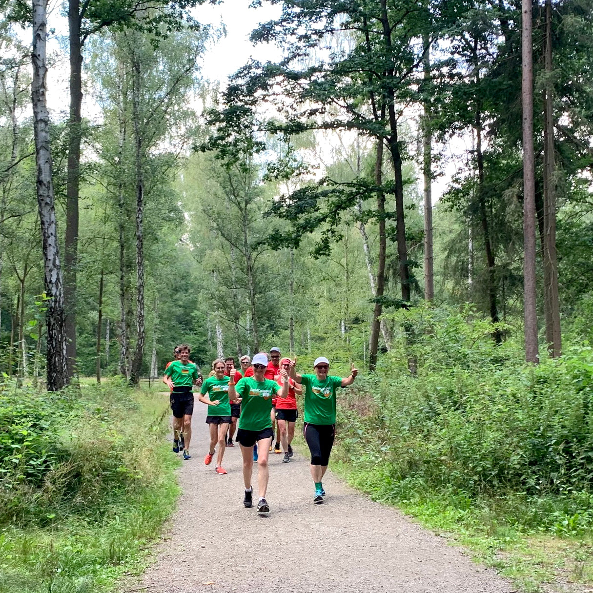 Läuferinnen jubeln bei der Teilnahme am Laufseminar