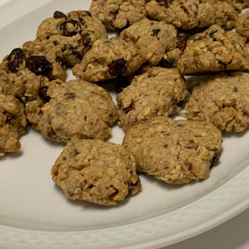 Diese Cookies auf dem Teller sind köstliche Heidelbeer-Cookies ohne Mehl.