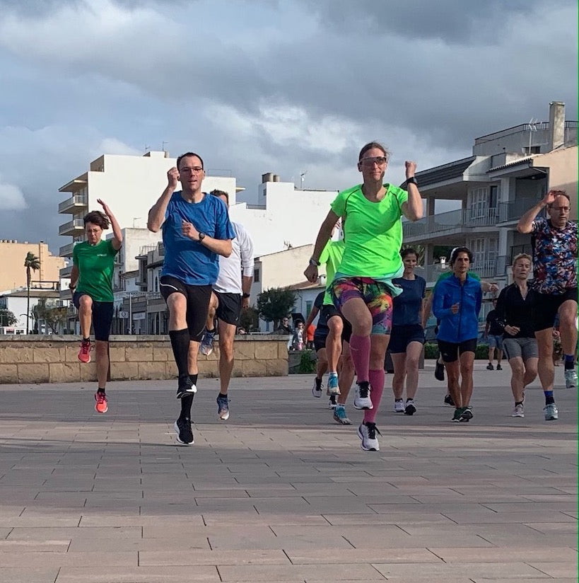Hier sind die glücklichen Teilnehmer von einem Laufcampus Laufseminar auf Mallorca zu sehen. Von Laufanfängern bis ambitionierte Dauerläufer ist alles dabei.