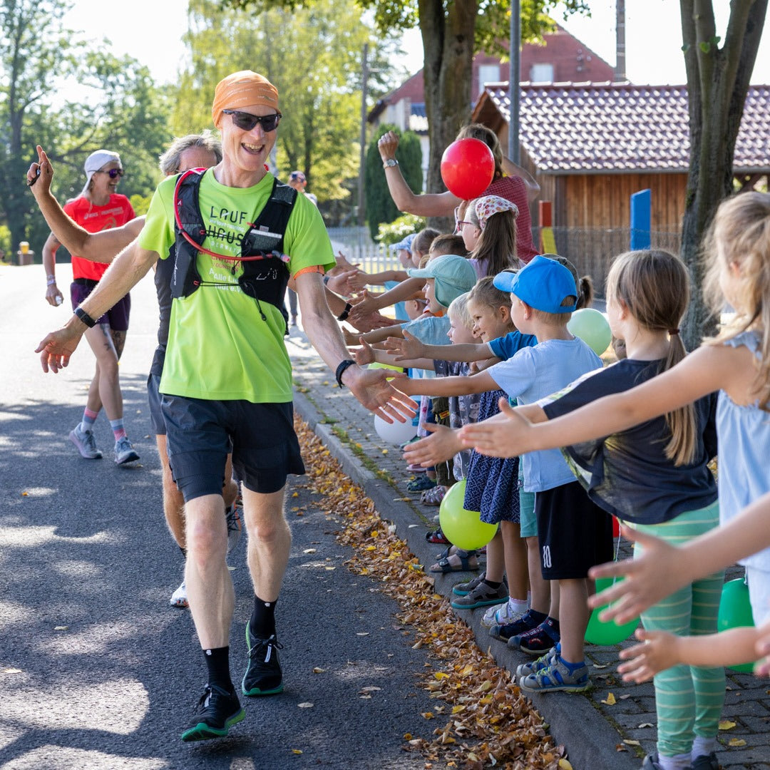 In der Gemeinde Neißeaue werden die Läufer des ALS Deutschlandlaufs von Kindern eines Kindergartens erwartet