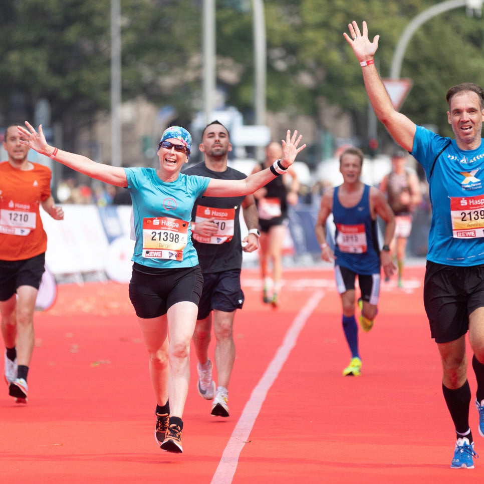 Diese Läufer laufen durch das Trainieren mit den richtigen Trainingsbausteinen einen guten  Marathon.