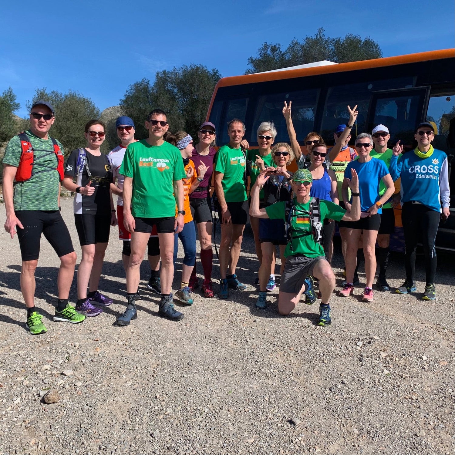 Zu sehen sind die Teilnehmer der Laufreise, in Sportkleidung. Auch diese darf bei dem Laufcamp auf Mallorca nicht fehlen.