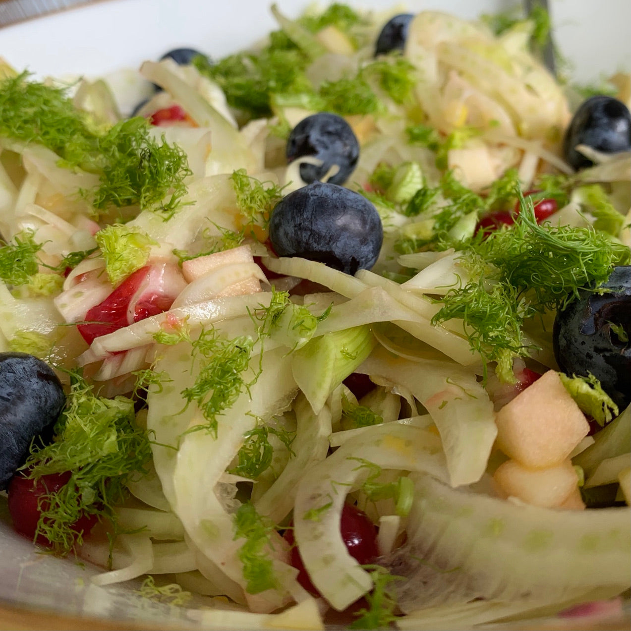 Hier ist ein leckerer Fenchelsalat zusehen mit frischem Obst und Gemüse, ein wichtiger Bestandteil der Vollwerternährung.