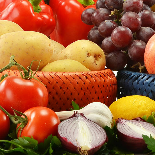 hier ist ein Obst- und Gemüsekorb zusehen. Rohes Obst und Gemüse besitzt Enzyme, die sehr wichtig sind für uns.