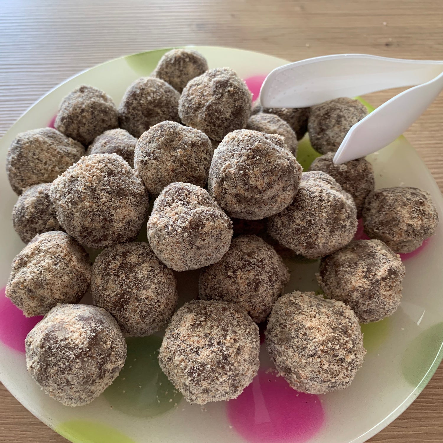 Nussige Energiekugeln Rezept – gesunde Energy Balls mit Haselnüssen und Datteln – hier fertig zubereitet