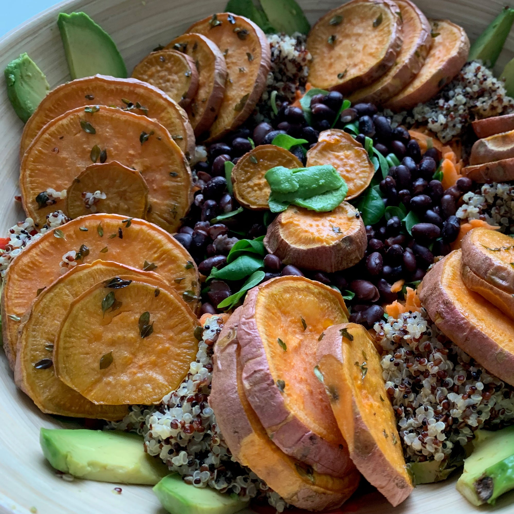 Bowl Rezept – Quinoa Bowl mit schwarzen Bohnen, Süßkartoffel und Avocado – hier schon zubereitet
