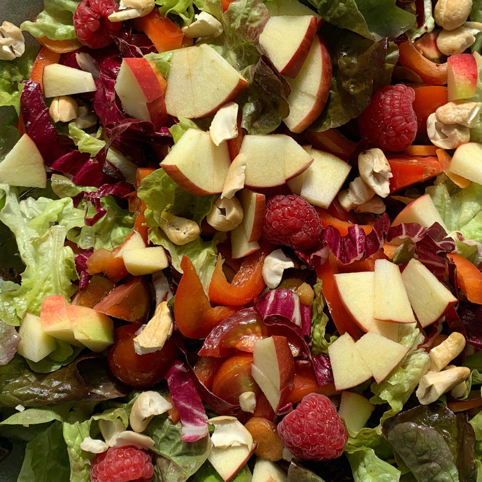 Ein Salat mit mit frischen Obst und Gemüse ist genau richtig für eine gesunde Ernährung.