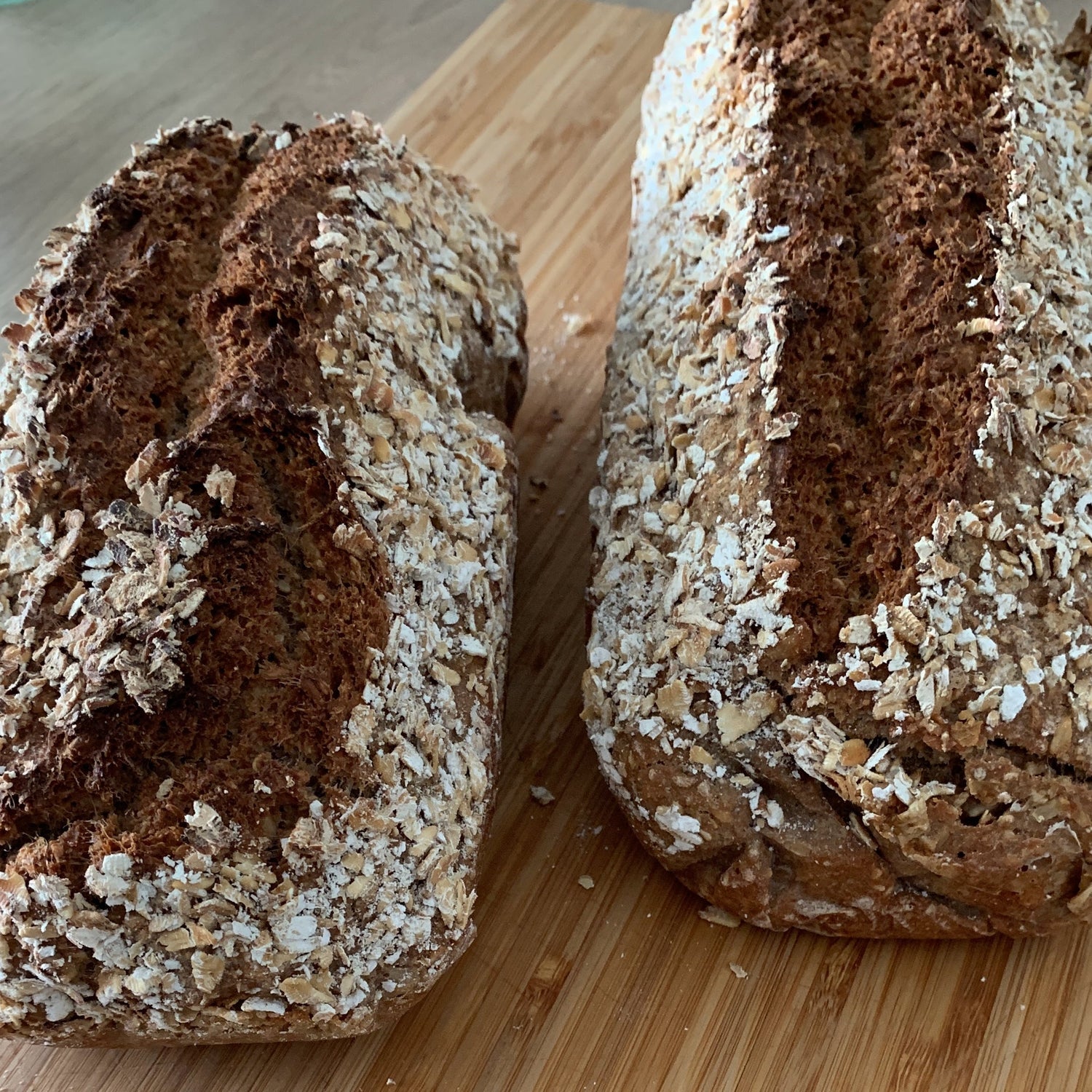 Haferbrot Rezept – gesundes Vollkornbrot mit Hafer und Dinkel – hier frisch aus dem Backofen