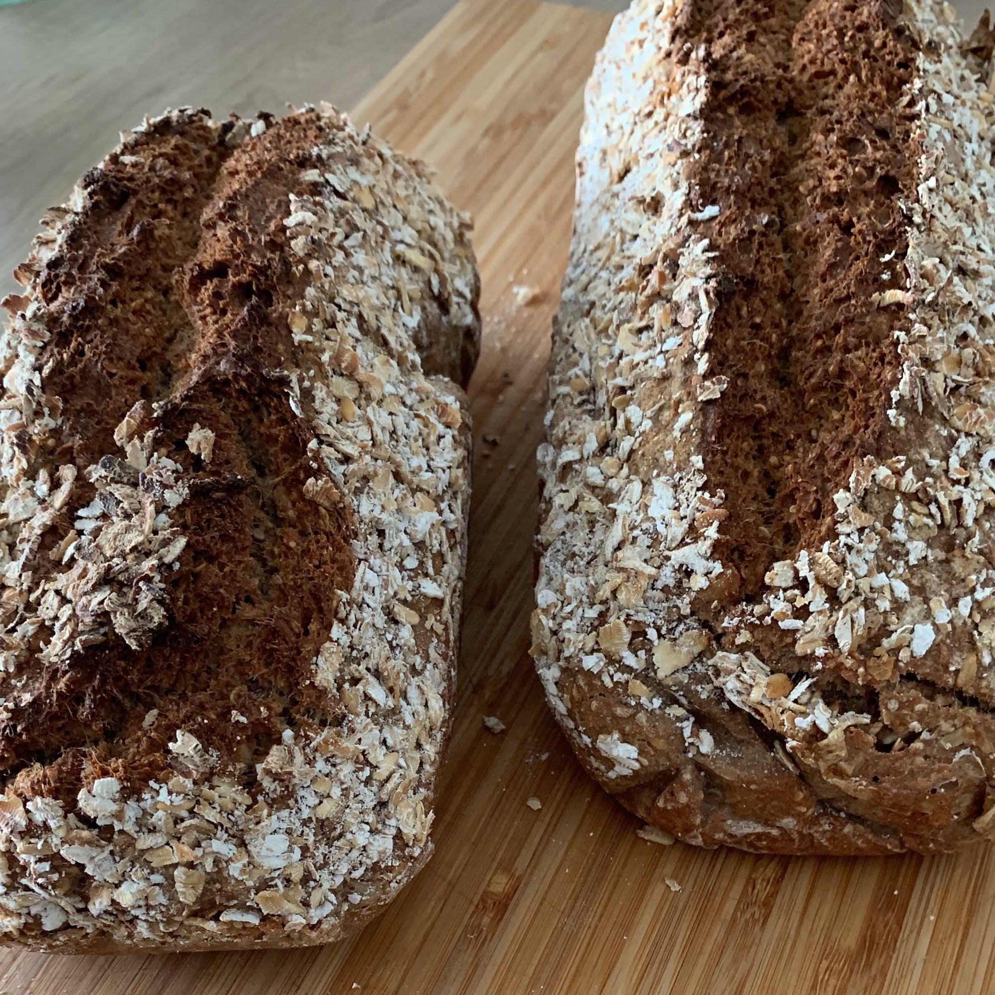 Haferbrot Rezept – gesundes Vollkornbrot mit Hafer und Dinkel – hier frisch aus dem Backofen