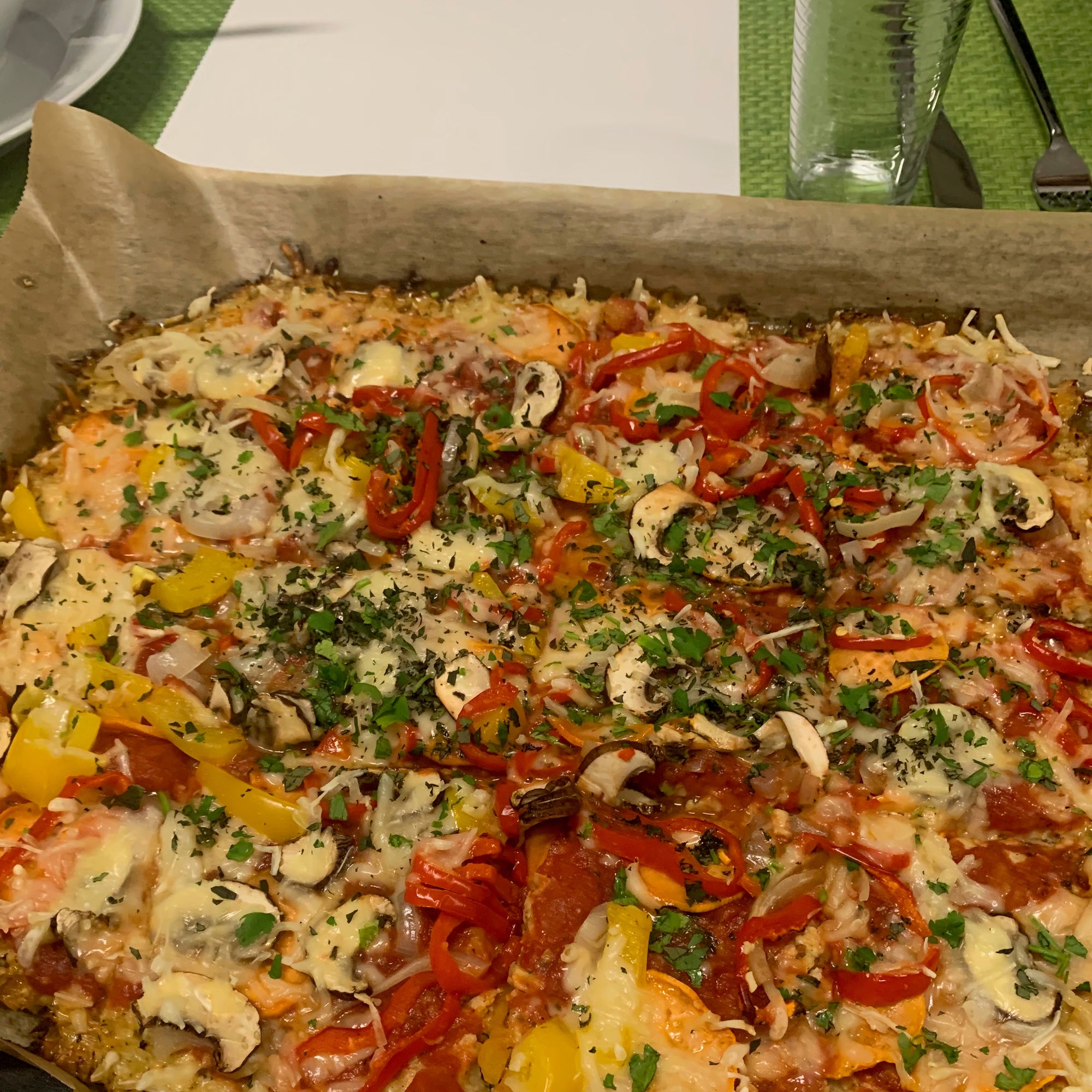 Kartoffel-Pizza Rezept – gesunde Pizza-Alternative mit Kartoffelboden – hier auf dem Backblech