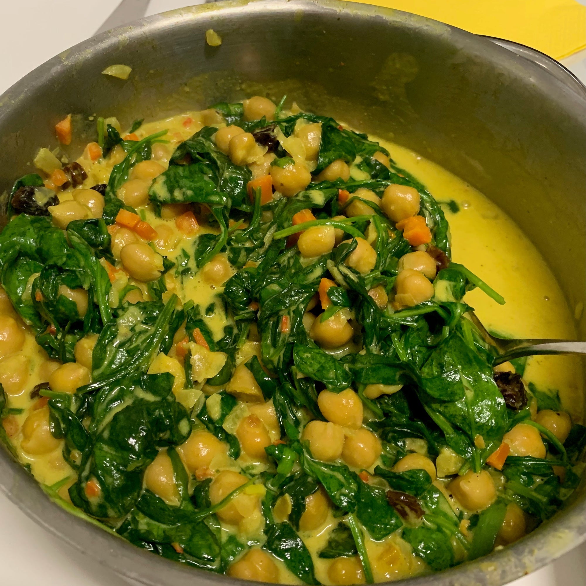 Kichererbsen-Curry Rezept – gesundes Curry mit Spinat, Möhren und Reis – hier dampfend im Topf