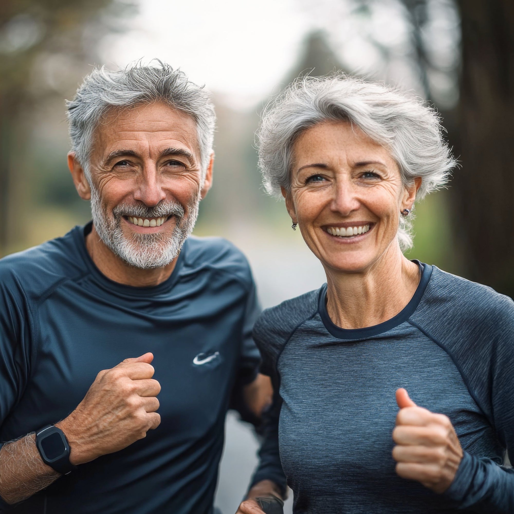 Mann und Frau beim Laufen, um ihre Longevity und das biologische Alter zu verbessern.