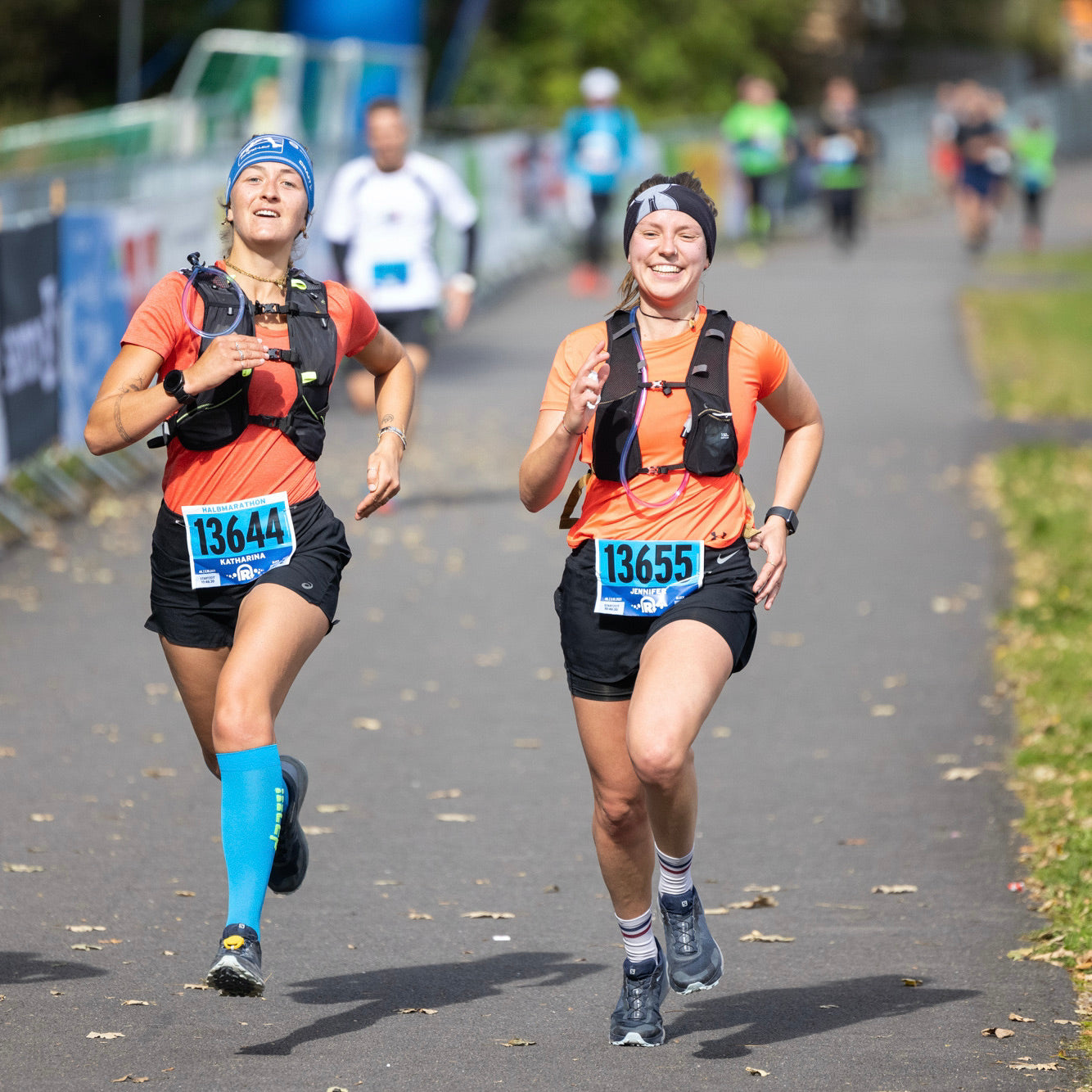 zwei Frauen laufen einen Marathon. 