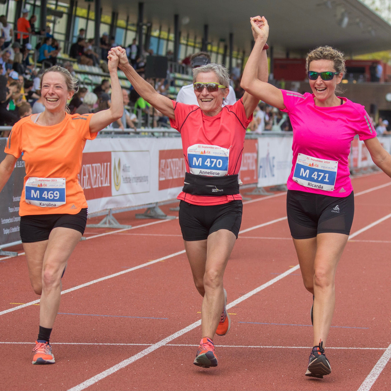 Drei Läuferinnen, die durch das Trainieren von langsam Laufen schneller geworden sind.
