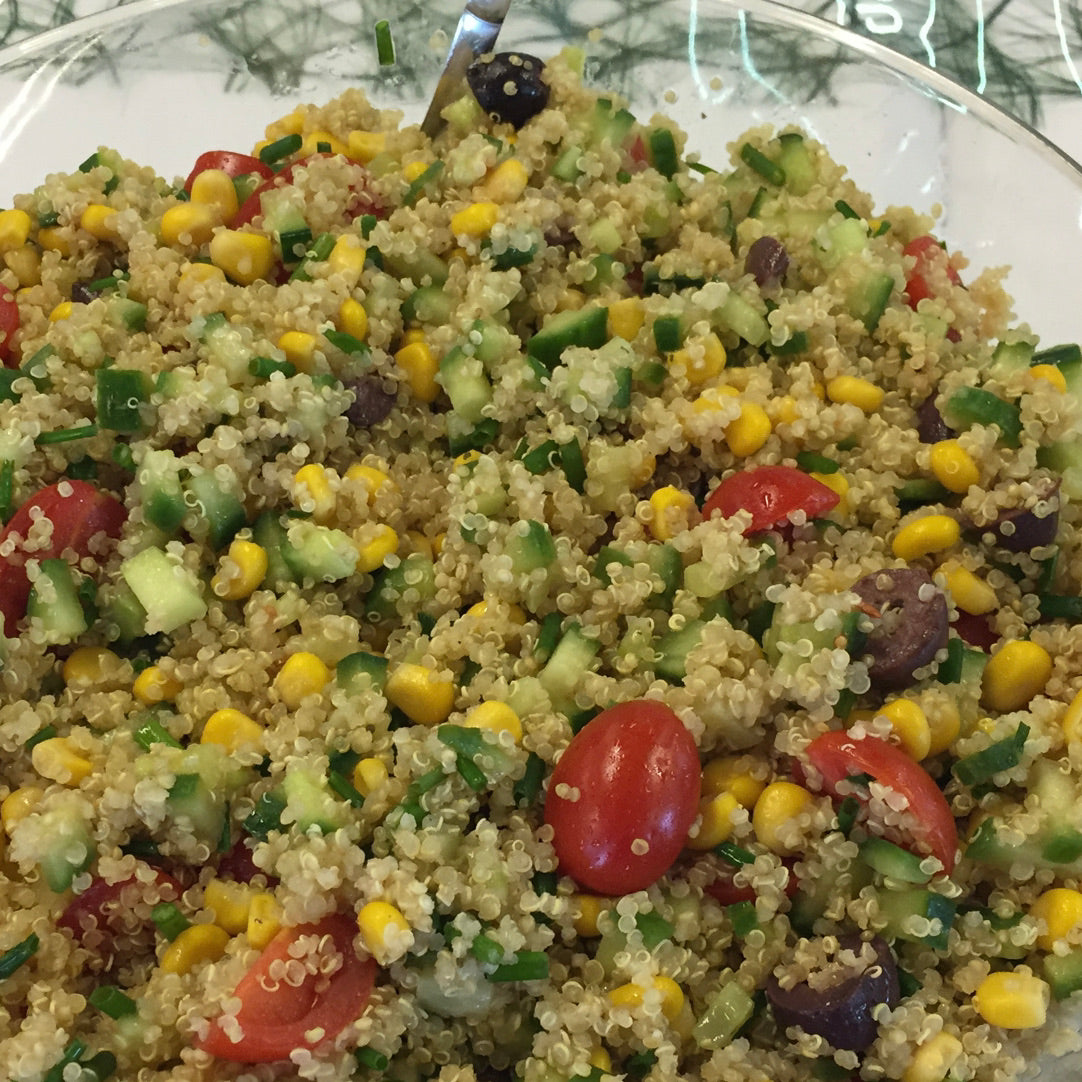 Das Pseudogetreide Quinoa hier in einer Kombination mit Avocado, Erbsen und Obst. Ein überaus leckerer Salat, der besonders im Sommer sehr erfrischend schmeckt und uns bestens versorgt und lange satt macht.