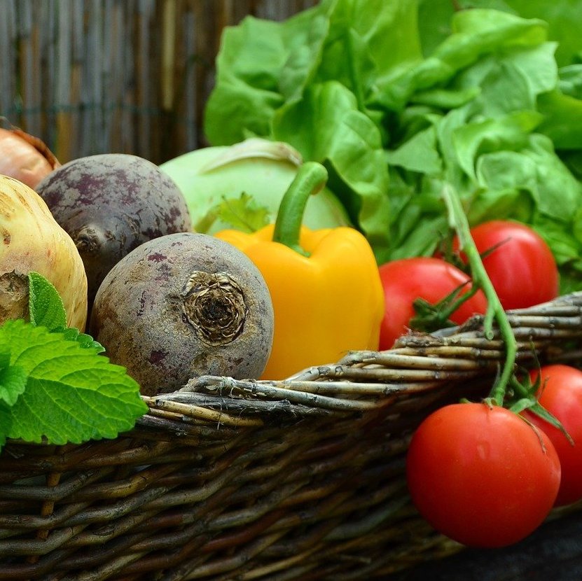 Hier ist Obst und Gemüse zusehen. Vollwertige Kost hilft enorm beim effektiven Muskelaufbau.