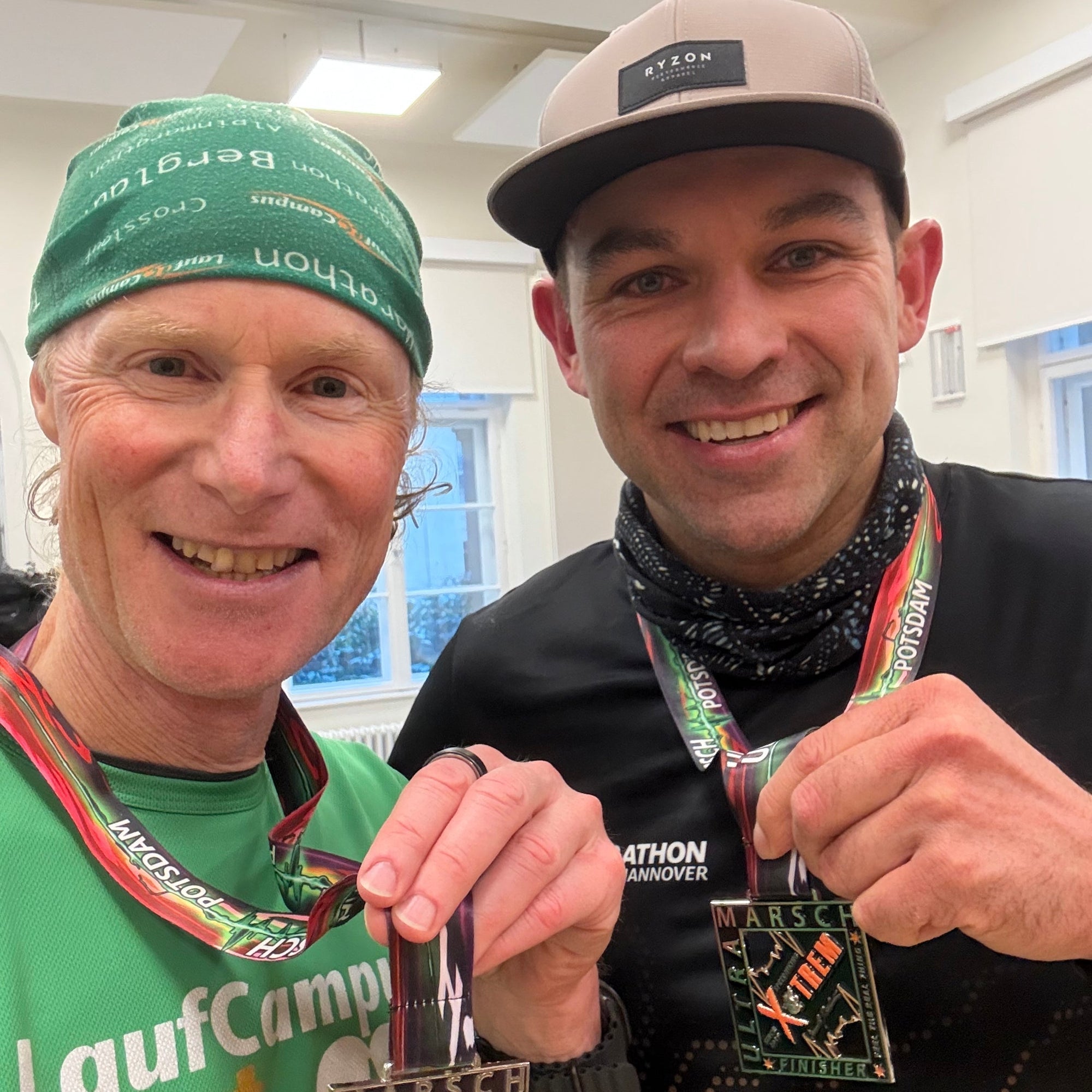 Ein Foto mit Medaille vom Ultramarathon beim Ultramarsch in Potsdam