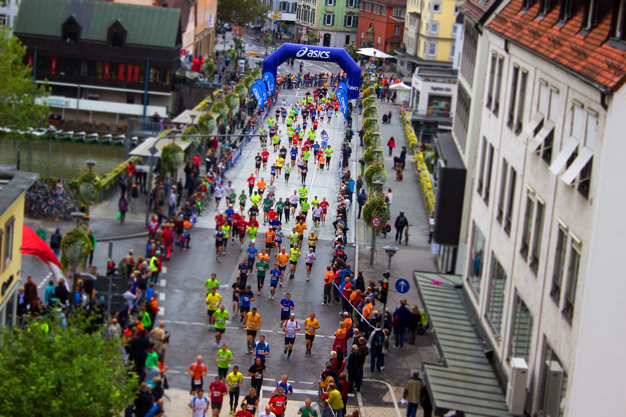 Teilnehmer laufen bei einem Firmenlauf in Deutschland