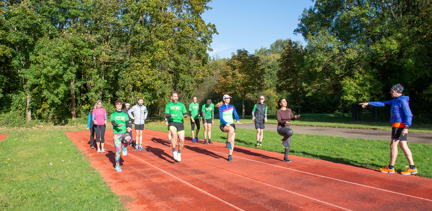 Lauftrainer und angehende Laufcoaches bei der Arbeit