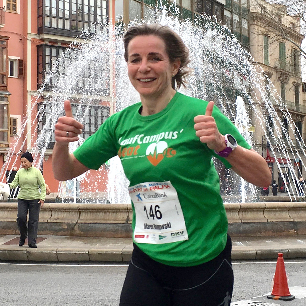Siegessicher mit Daumen hoch beim Schlussspurt zum Mallorca Marathon